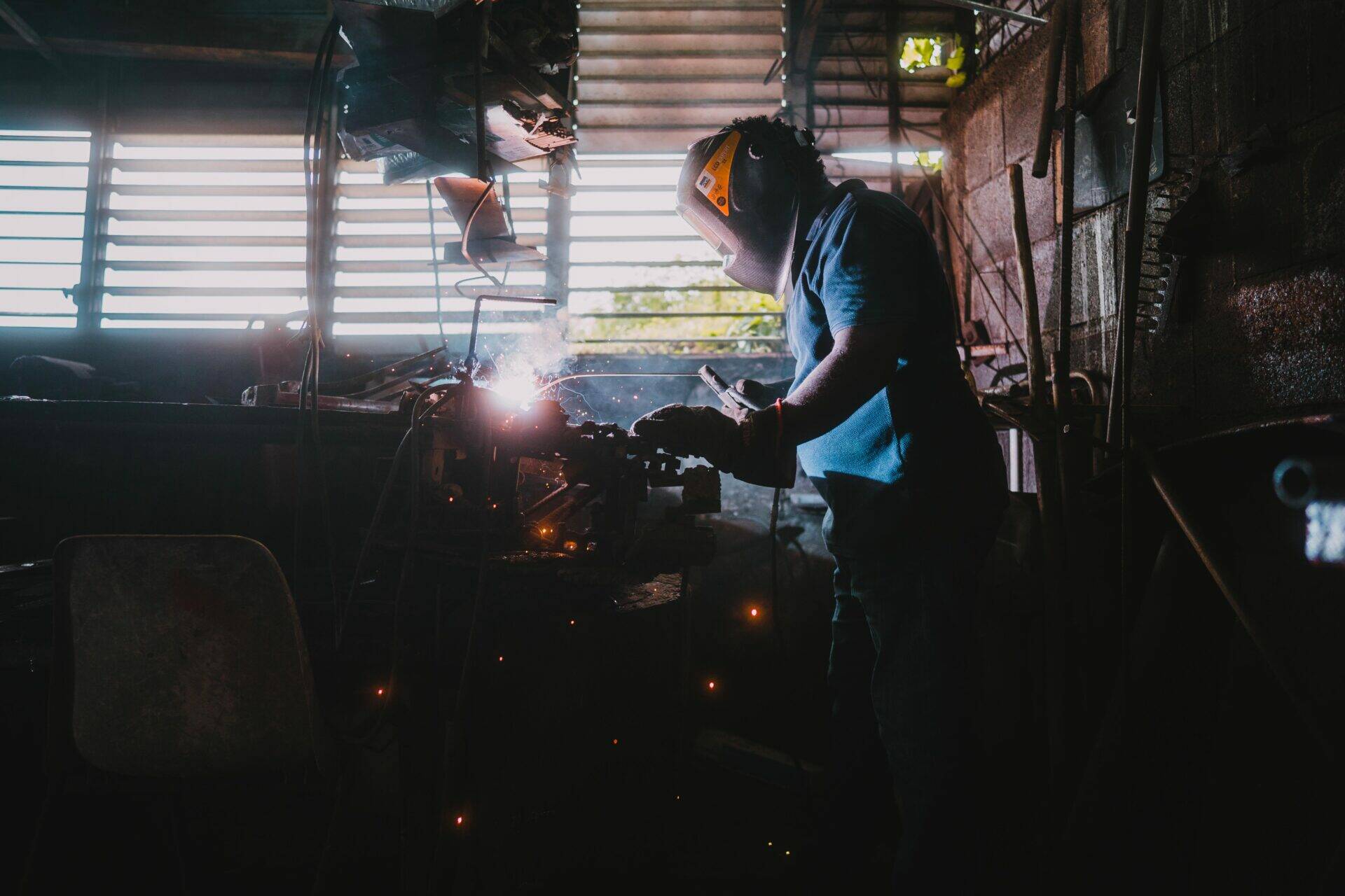 Joseph en train de souder de l'acier