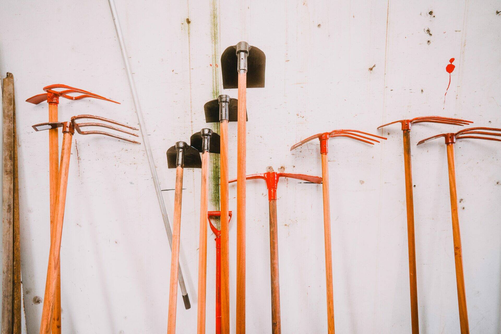 Ensemble d'outils proposés par Joseph : trident, houe etc.
