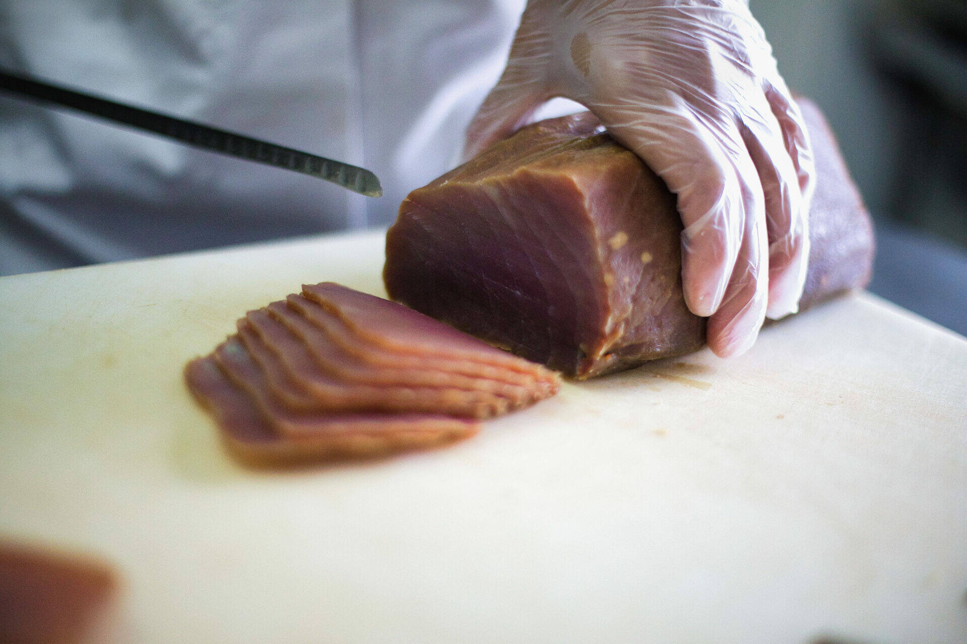 Découpe du poisson fumé