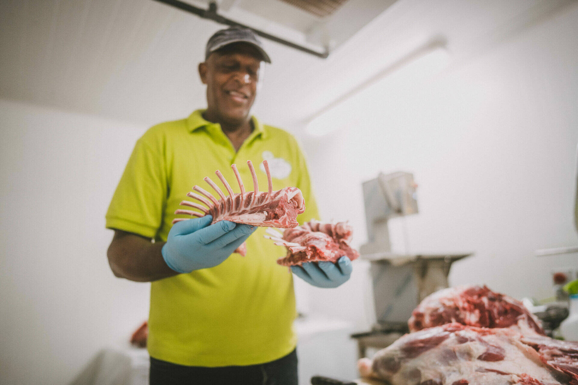 Claude portant un carré d'agneau