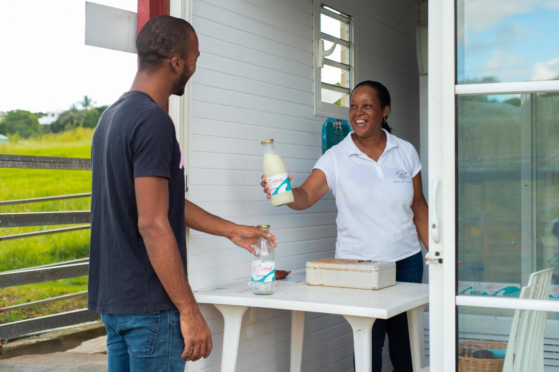 Line remet une bouteille à un client