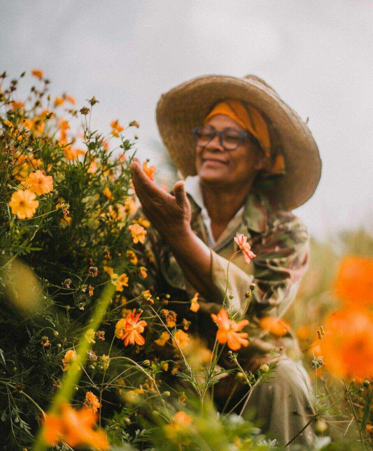 Rose-Hélène observe des fleurs