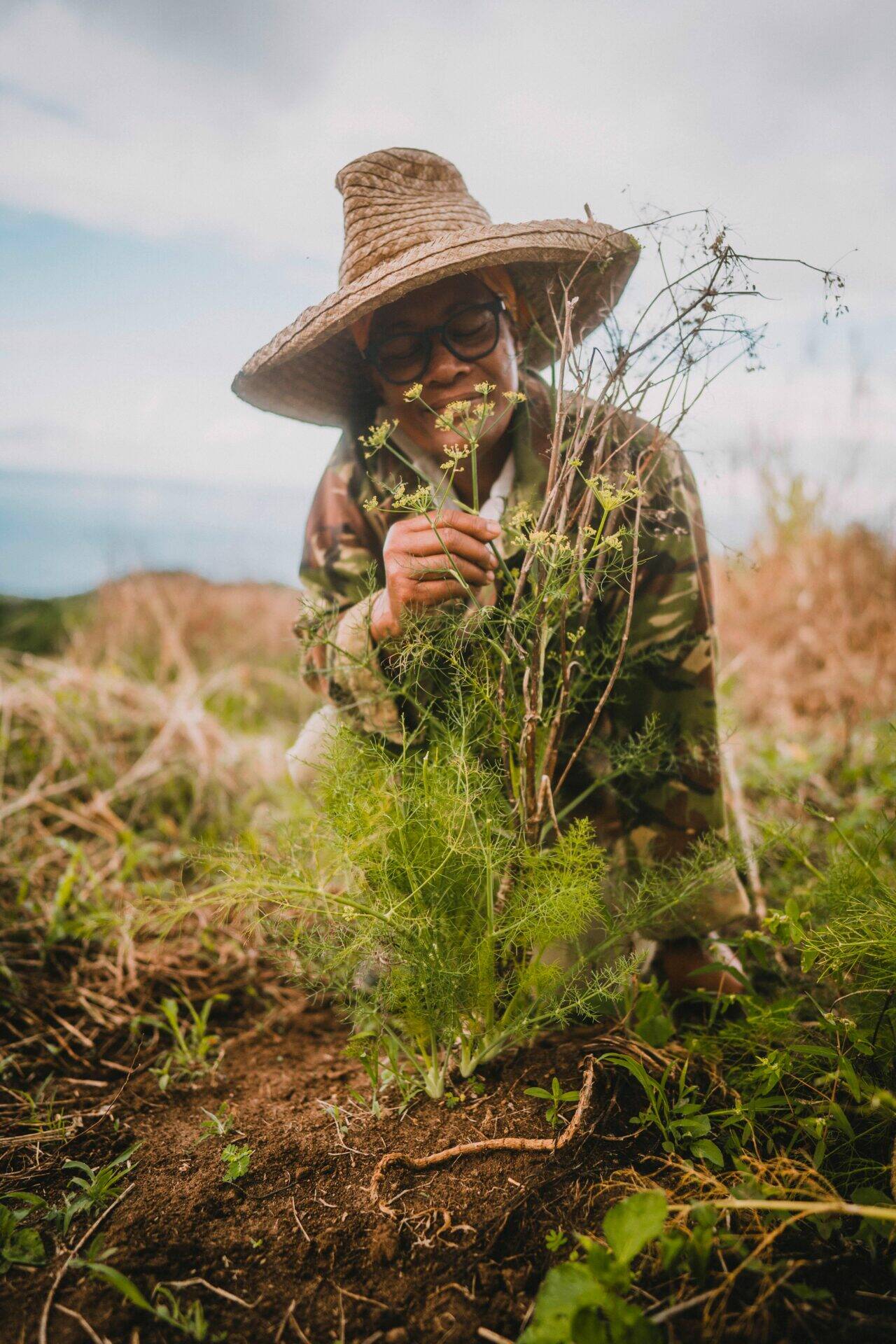 Rose-Hélène sent des fleurs d'aneth