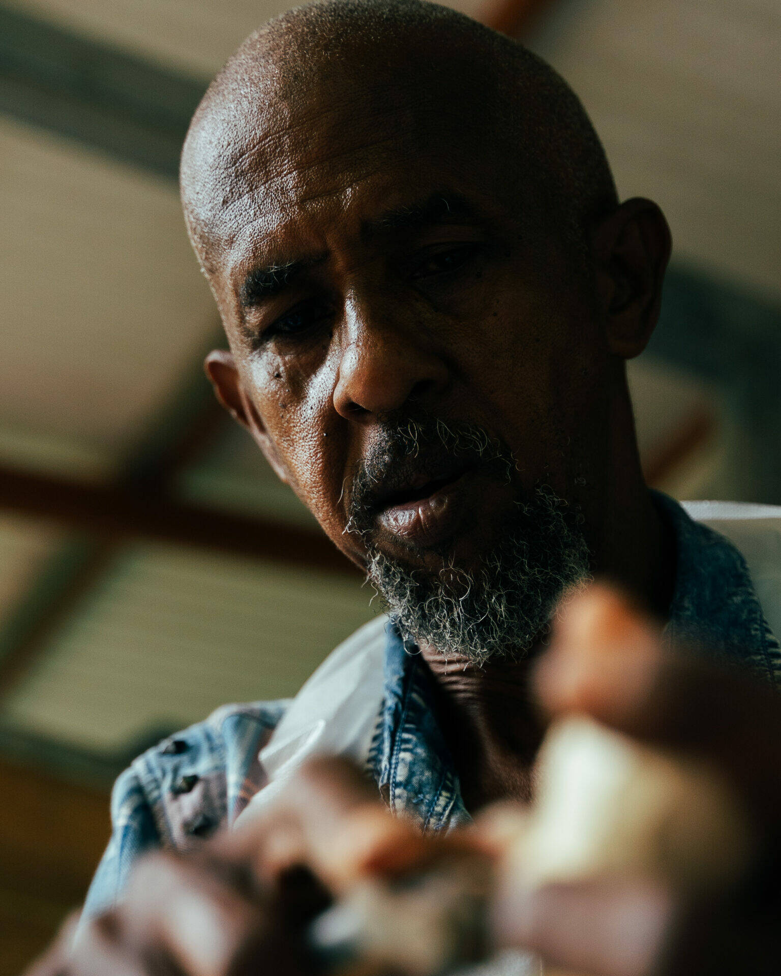 Portrait de Raymond épluchant du manioc