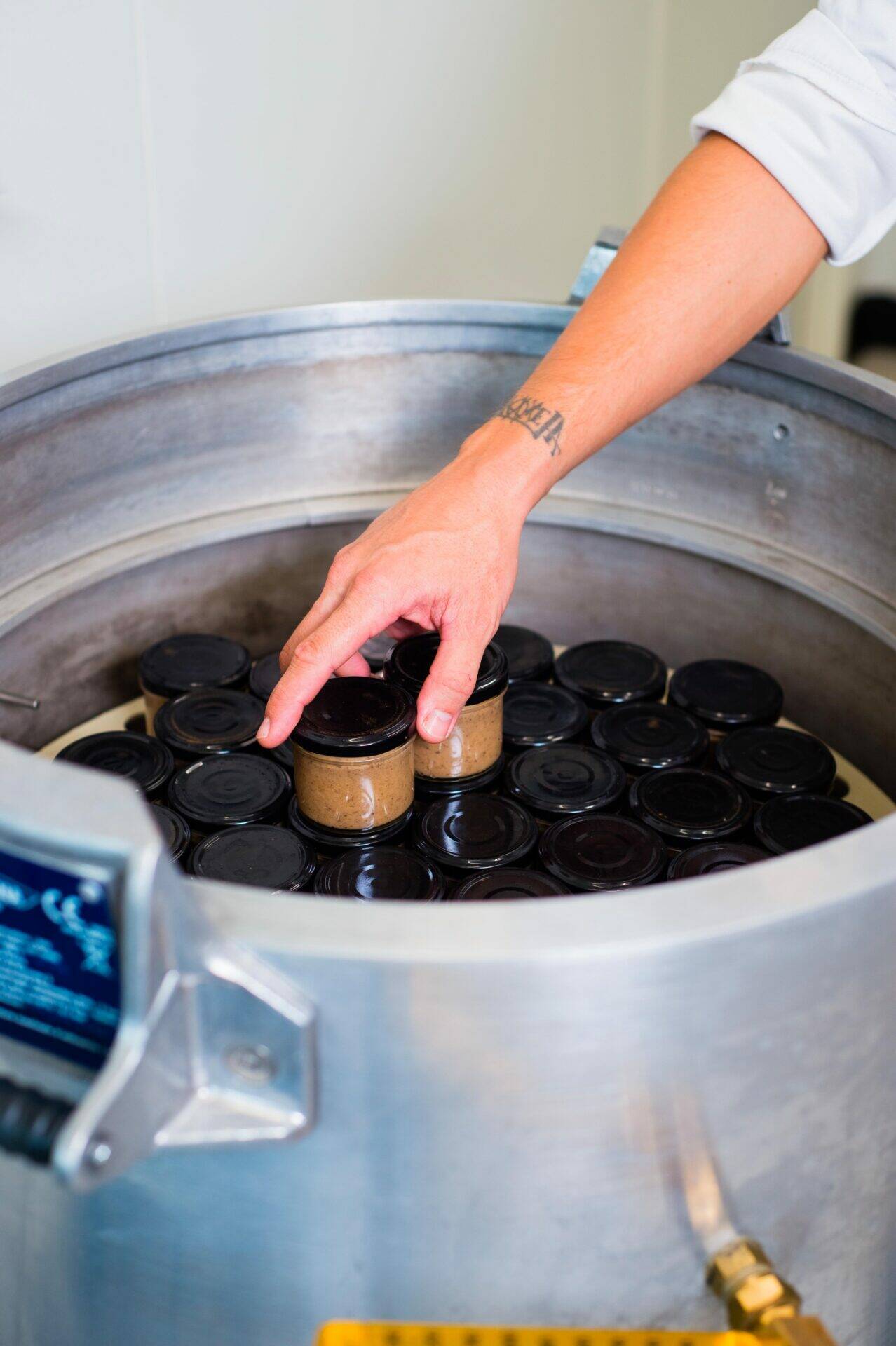 production-locale-martinique_lorrain_agroalimentaire_la-conserverie-crole_pots-de-terrine.jpg