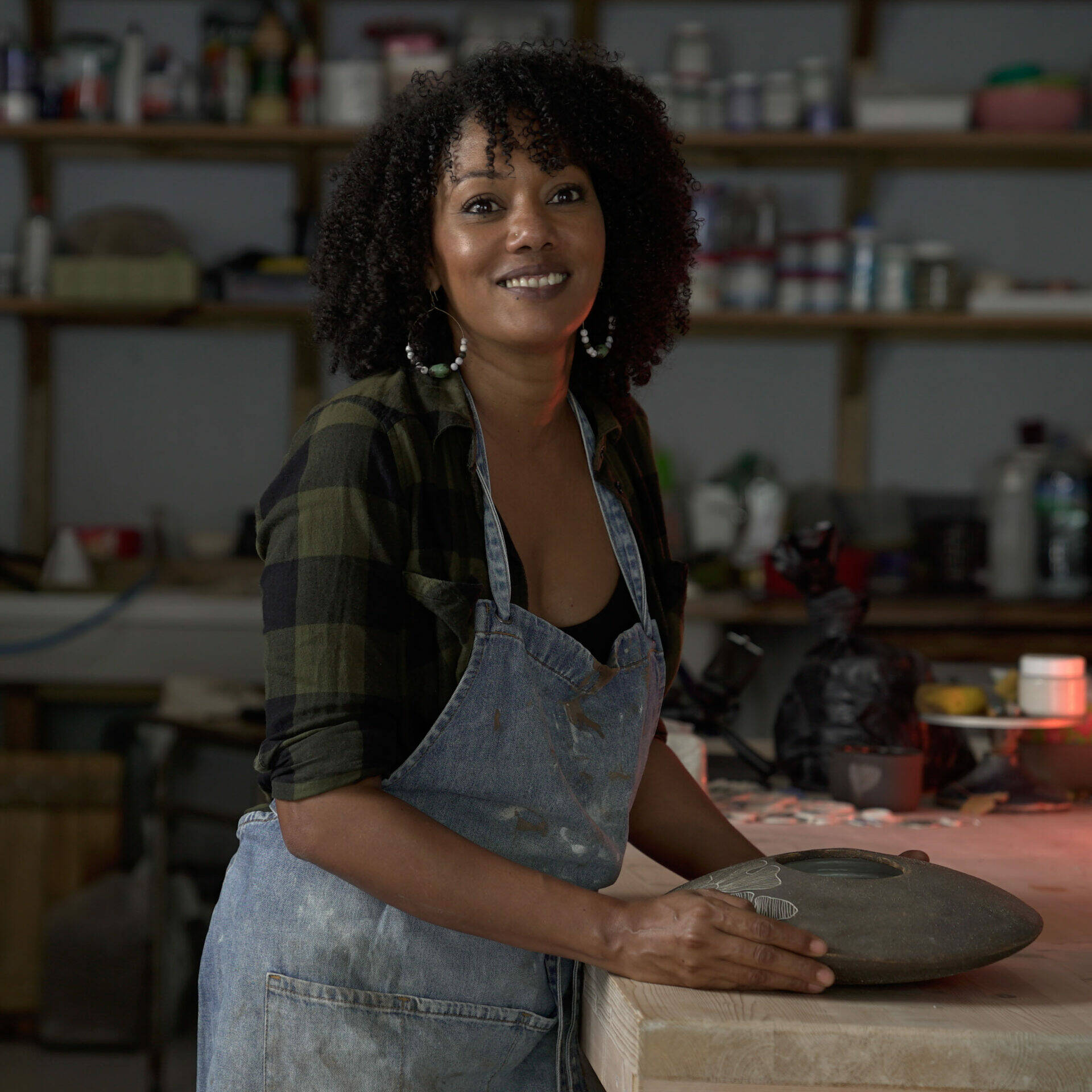 production-locale-martinique_saint-pierre_artisanat-dart_sable-et-cendre_colibeau_miguelle_portrait-atelier_zoom.jpg