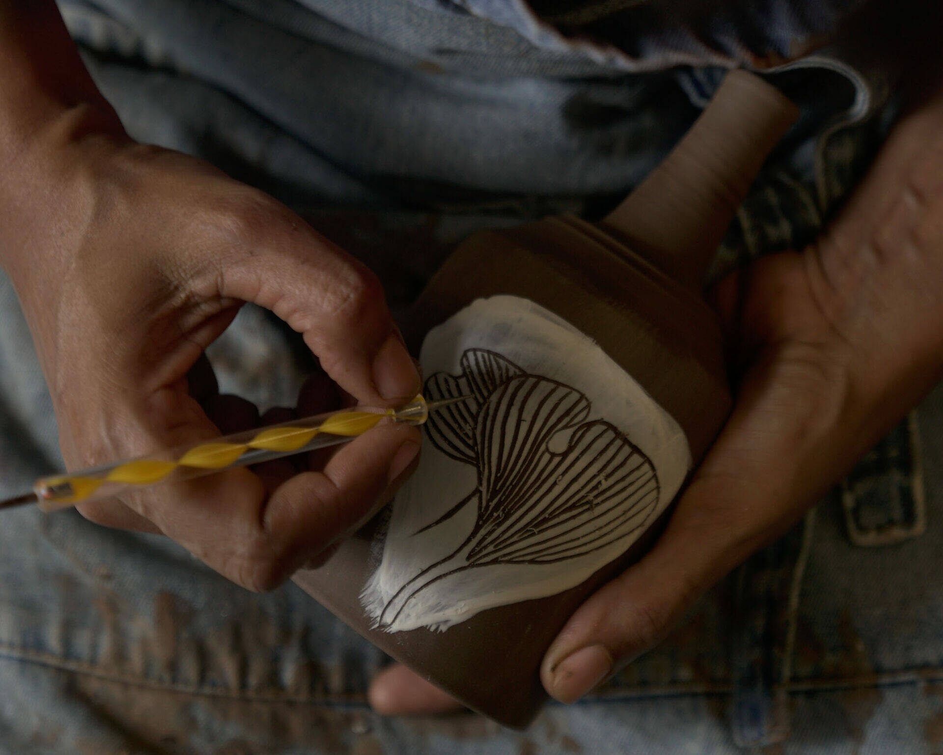 production-locale-martinique_saint-pierre_artisanat-dart_sable-et-cendre_colibeau_miguelle_sgraffitage-poterie_zoom.jpg