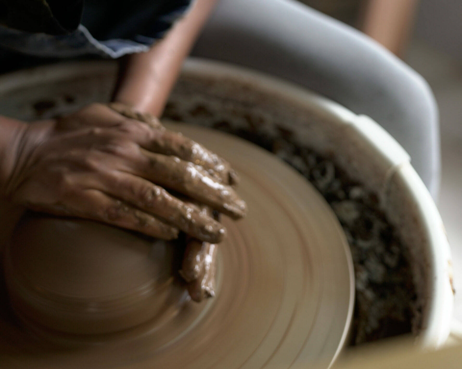 production-locale-martinique_saint-pierre_artisanat-dart_sable-et-cendre_colibeau_miguelle_tour-potier-miguelle_zoom.jpg