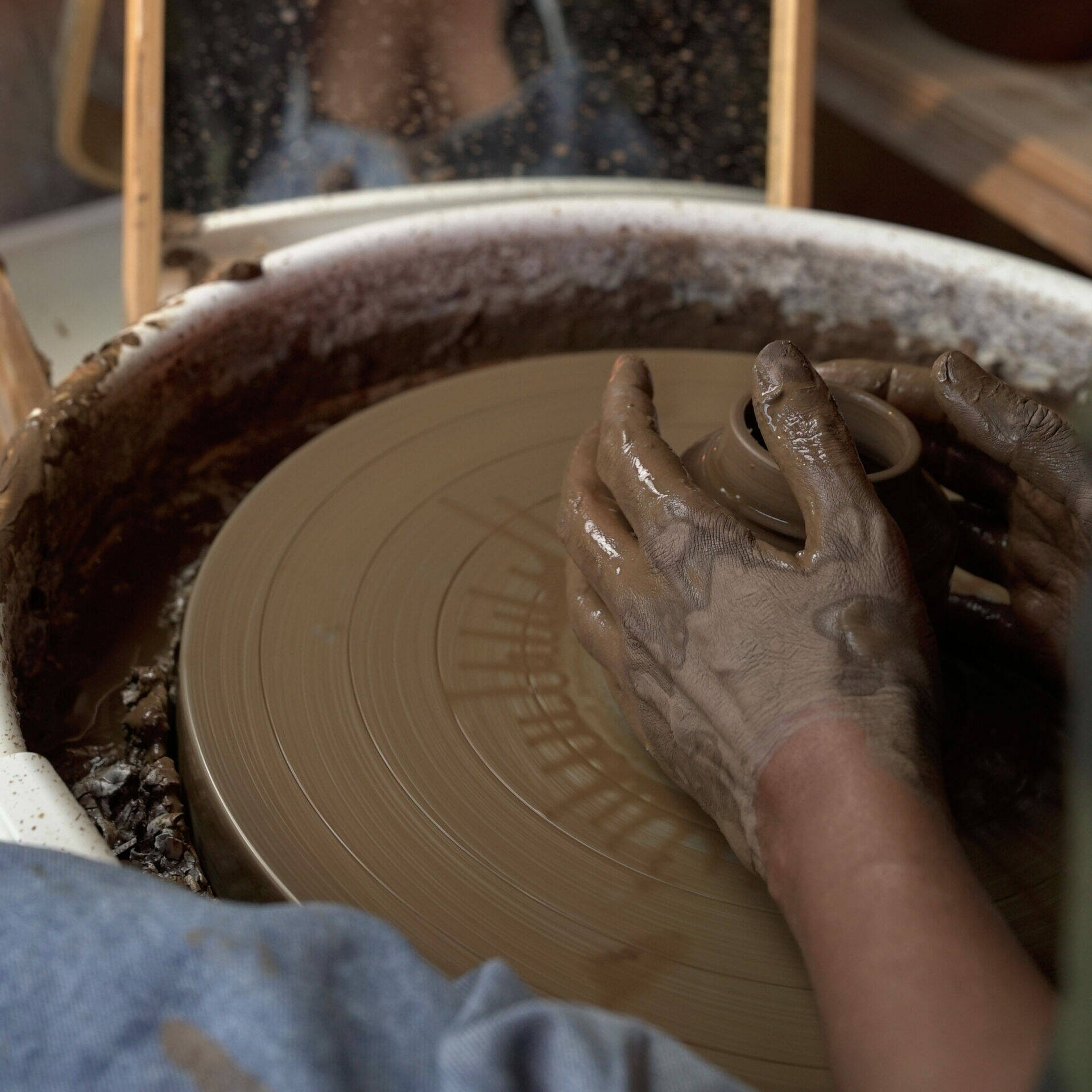 production-locale-martinique_saint-pierre_artisanat-dart_sable-et-cendre_colibeau_miguelle_tour-potier-miroir_zoom.jpg