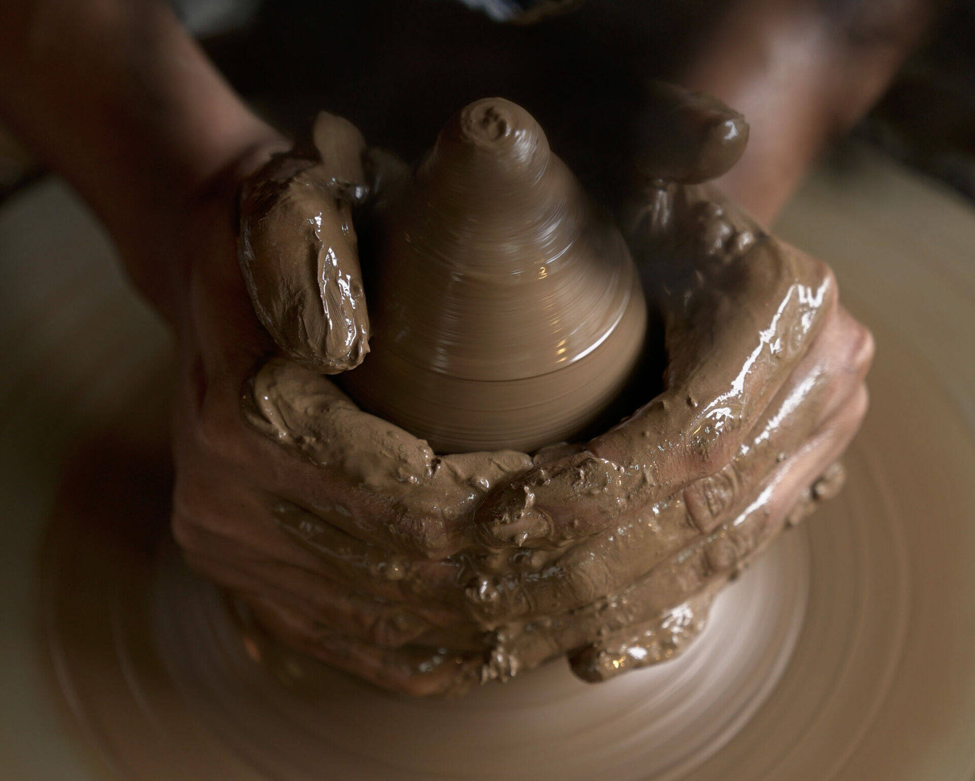 production-locale-martinique_saint-pierre_artisanat-dart_sable-et-cendre_colibeau_miguelle_tour-potier-zoom_zoom.jpg
