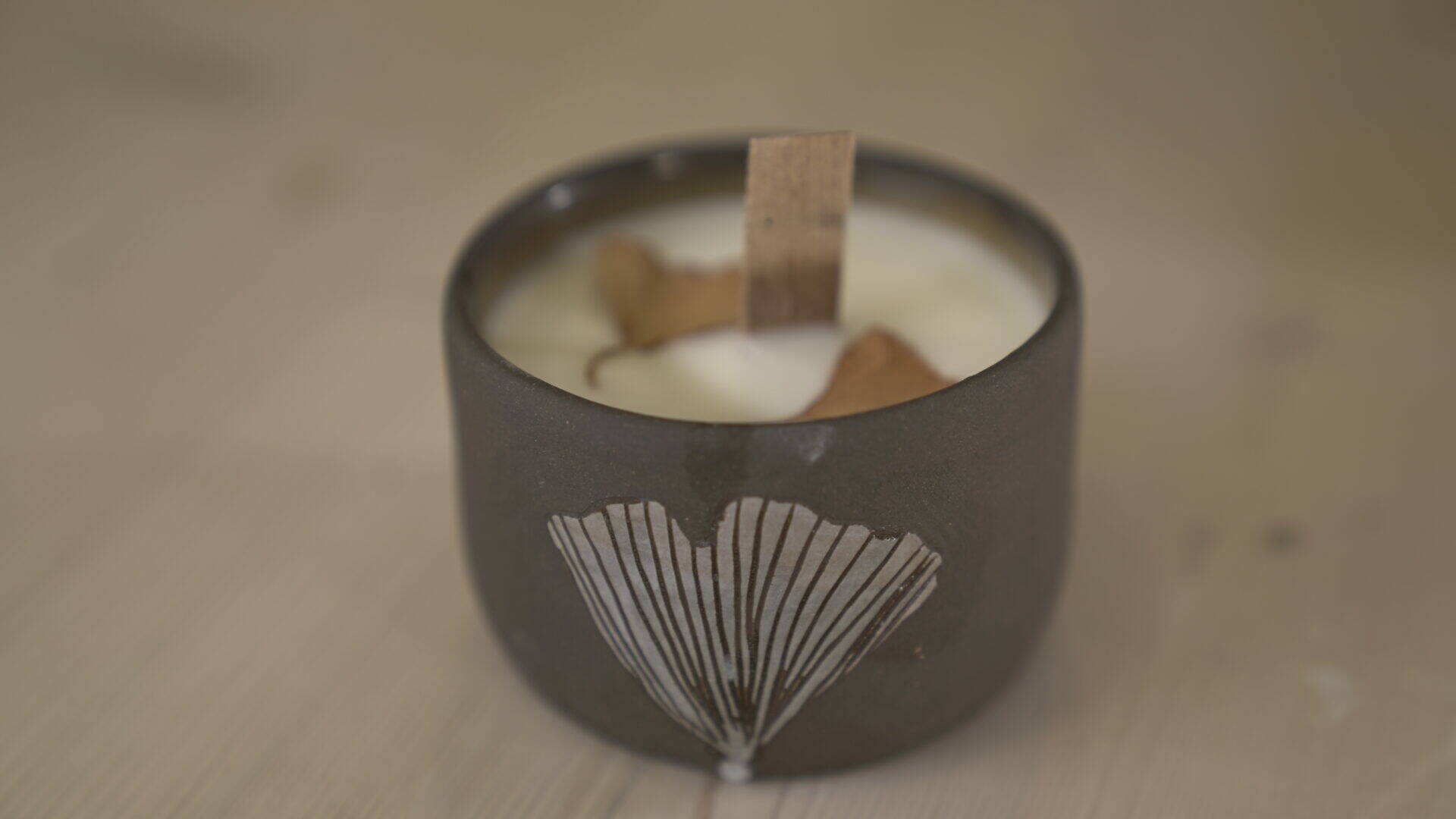 production-locale-martinique_saint-pierre_artisanat-dart_sable-et-cendre_poterie-bougie.jpg.jpg