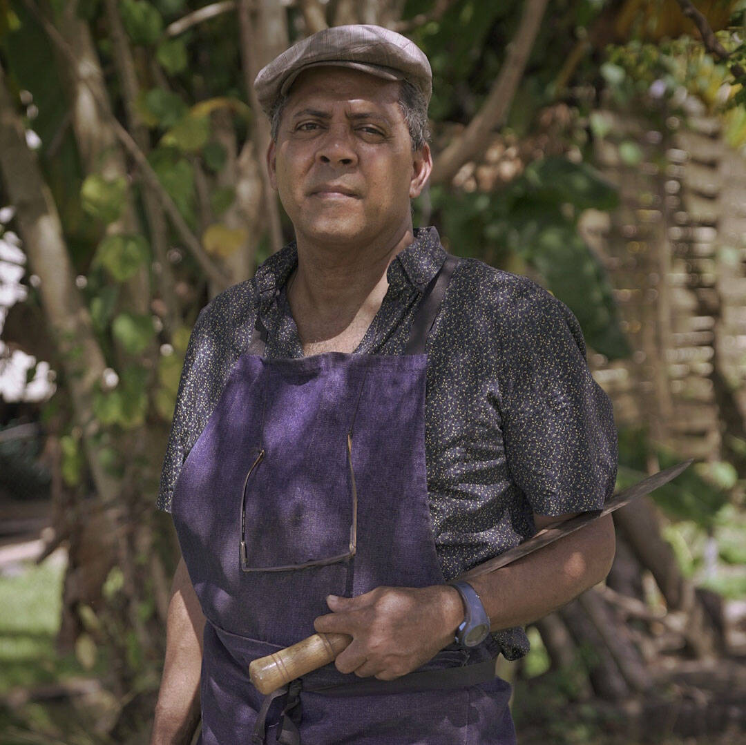 production-locale-martinique_sainte-luce_artisanat-dart_couteaux-matinino_letang_willy_debout_zoom.jpg