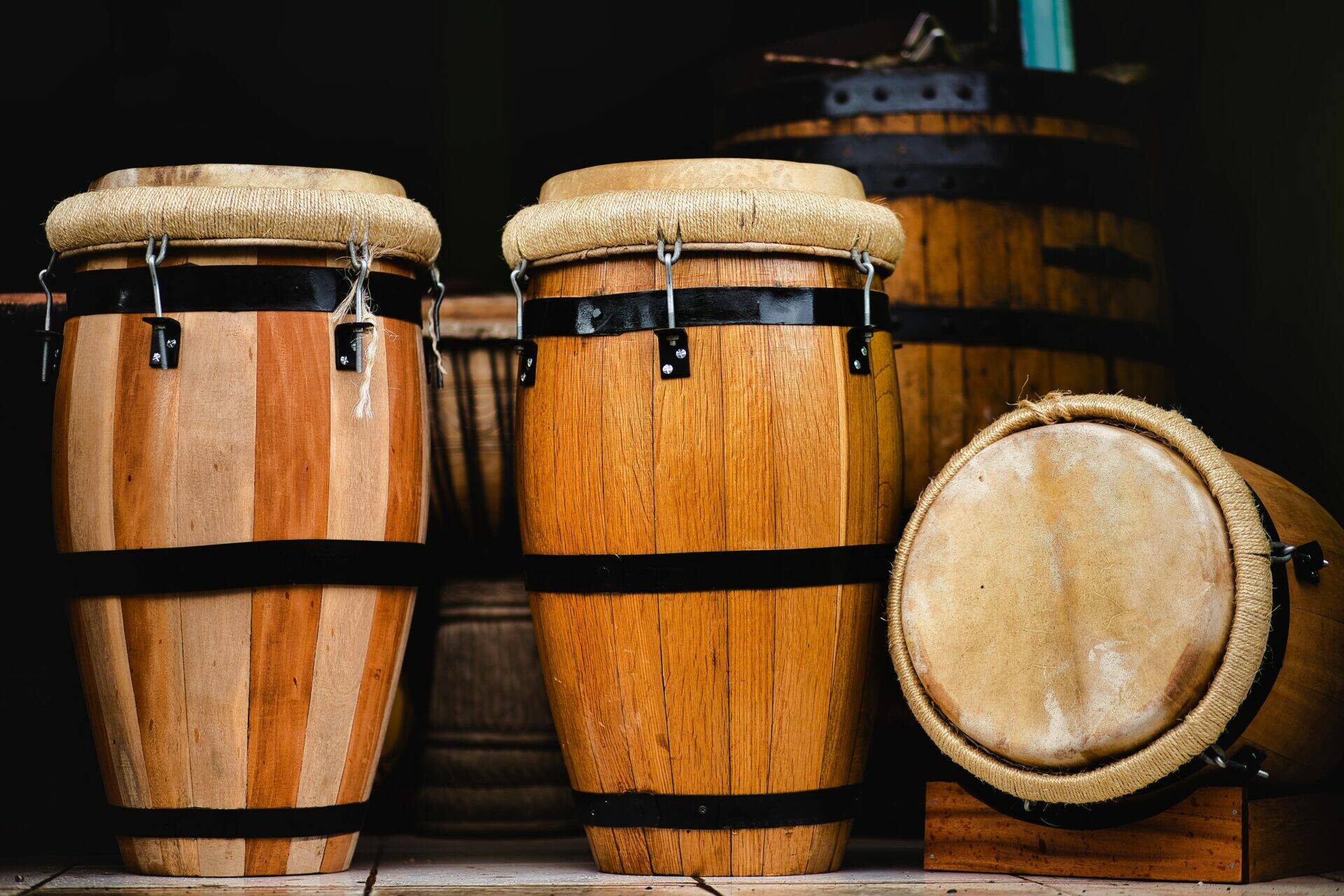 production-locale-martinique_sainte-marie_artisanat-dart_sully-cally_ensemble-tambours-couleurs-mat.jpg