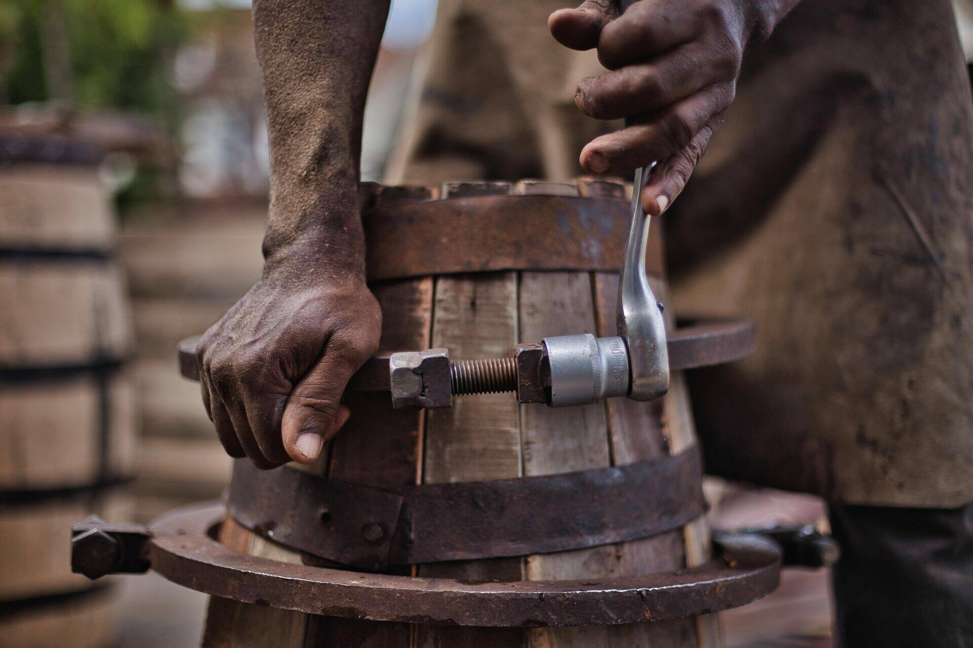 production-locale-martinique_sainte-marie_artisanat-dart_sully-cally_serrage-par-sully-couleur-zoom.jpg