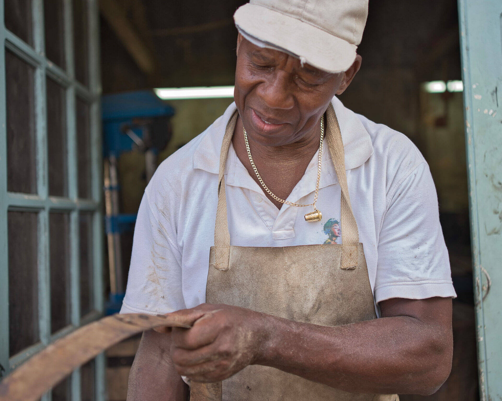production-locale-martinique_sainte-marie_artisanat-dart_sully-cally_sully-observe-un-cercle_zoom.jpg