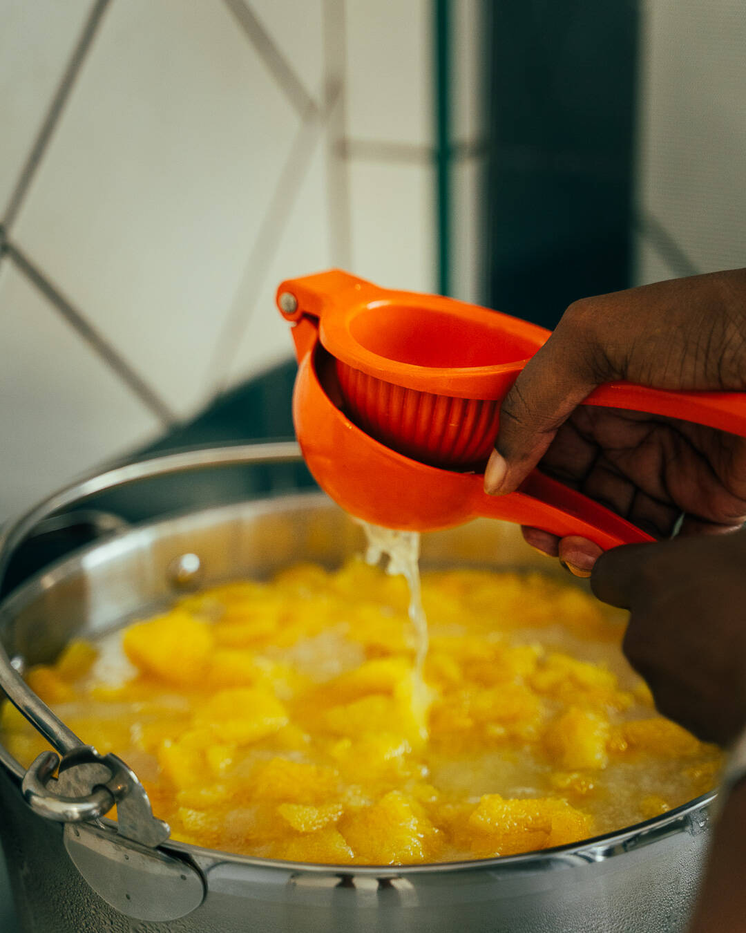 Préparation d'une confiture Pina Colada