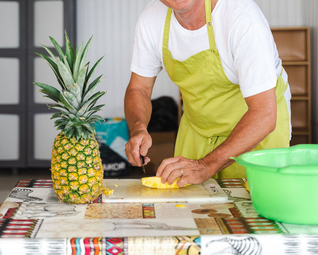 Portrait de Thierry coupant de l'ananas