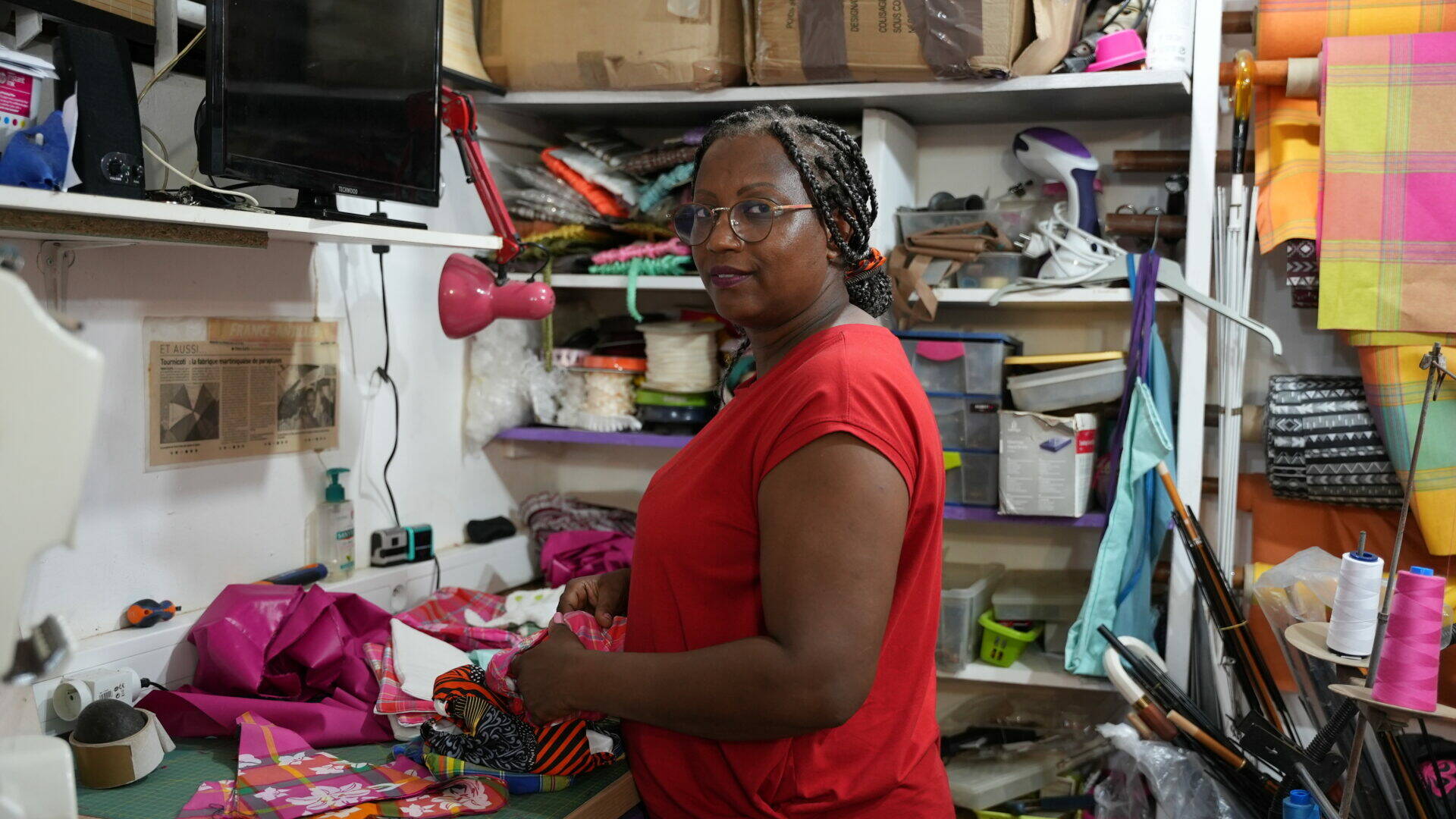 production-locale-martinique_trois-ilets_artisanat-dart_tournicoti-parapluie_cinelu_ccile_atelier.jpg.jpg