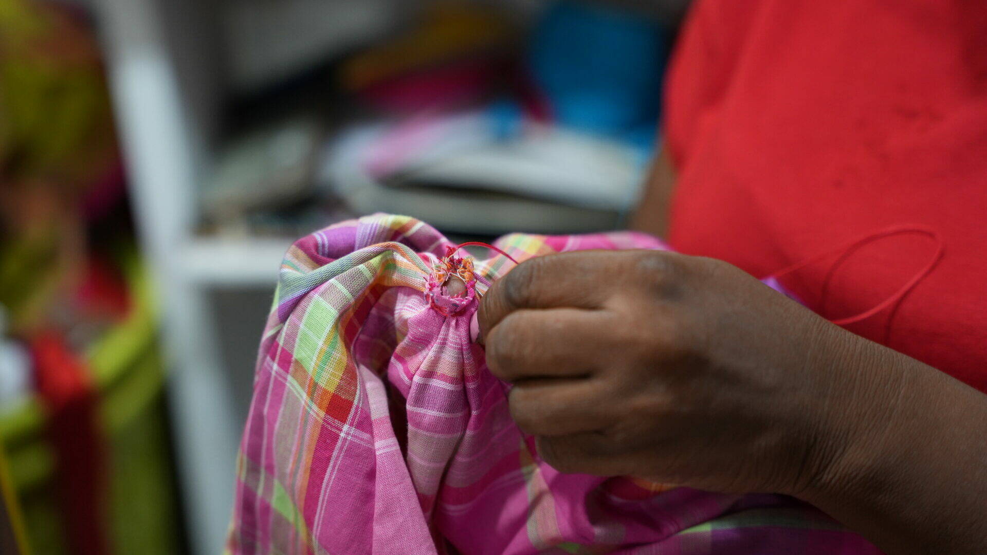 production-locale-martinique_trois-ilets_artisanat-dart_tournicoti-parapluie_cinelu_ccile_coud-madras.jpg.jpg