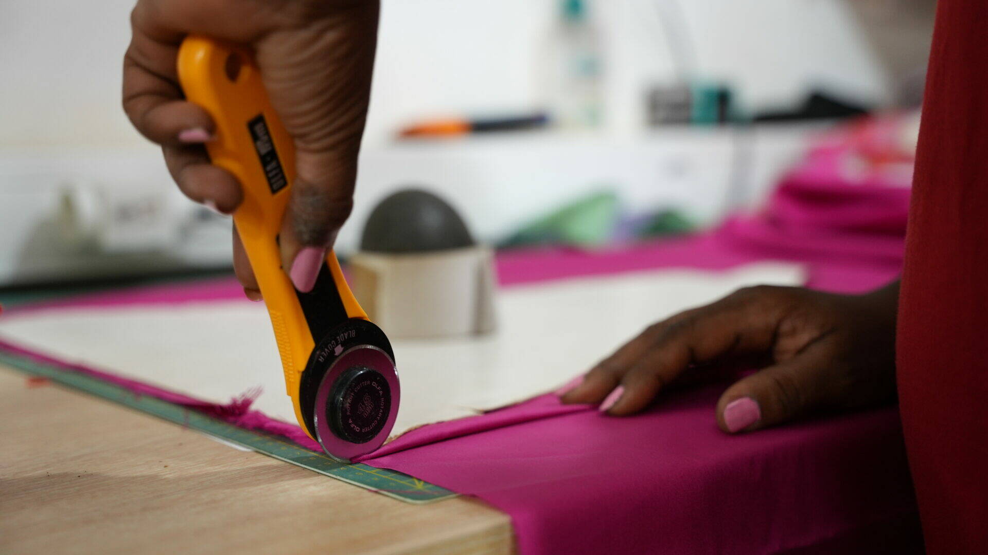production-locale-martinique_trois-ilets_artisanat-dart_tournicoti-parapluie_dcoupe-tissu.jpg.jpg